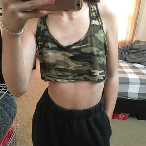 🍯 super cropped camo tank